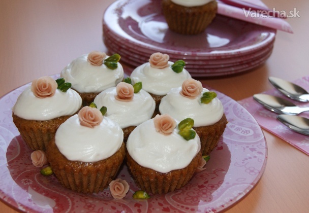Ružové koláčiky s kokosovou šľahačkou (fotorecept)