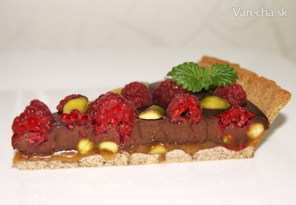 Gaštanovo - čokoládový koláč s karamelom, pistáciami a malinami (fotorecept)