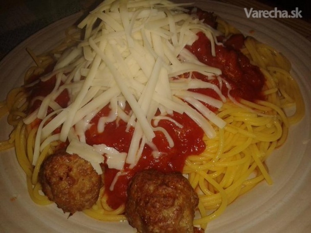 Špagety s paradajkovou omáčkou, mäsovými guľkami a syrom