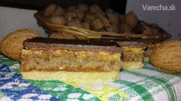 Hnetený orechový koláč s piškótou (fotorecept)