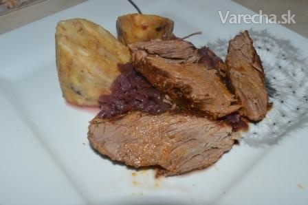 Teľacie mäso s červenou kapustou a so žemľovým knedlíkom (fotorecept)