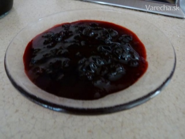 Džem z čiernych ríbezlí s čiernym korením (fotorecept)