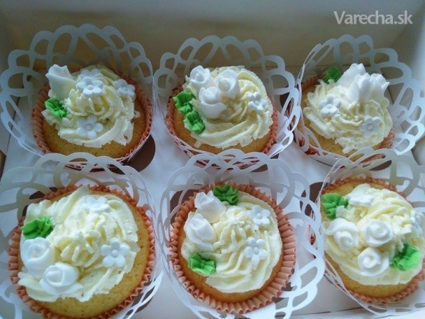 Jarné vanilkové cupcakes s jemným mascarpone krémom
