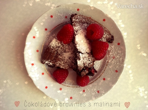 Zdravé bezlepkové čokoládové brownies s malinami