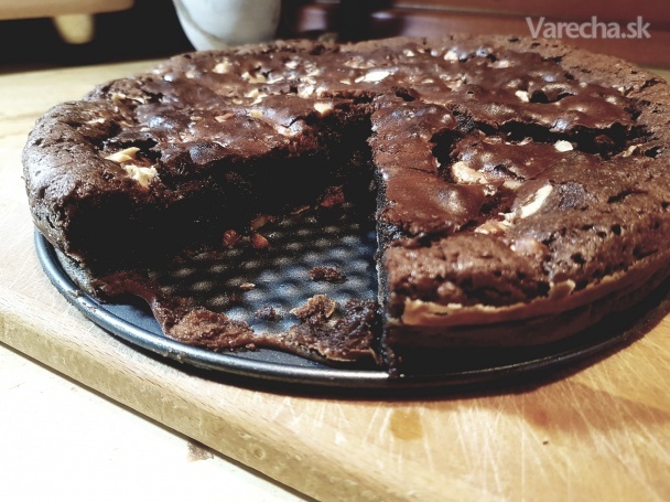 Šťavnatý čokoládový koláč s kúskami orechov (videorecept)
