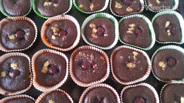 Čokoládové muffiny s chilli a s višňami (fotorecept)