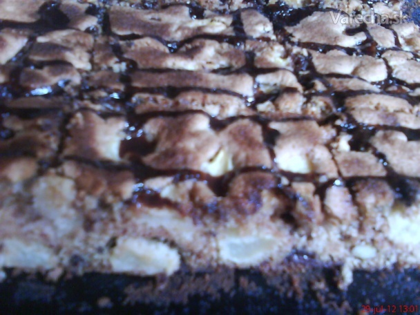 Jemný jablkový koláč s orechami a čokoládou (fotorecept)