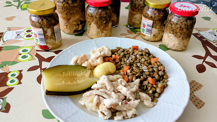 Šošovica s kuracím mäsom v pohári