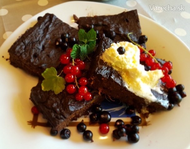 Proteínový čokoládový brownie bez múky a lepku s minimom cukru - sladko zemiakový (videorecept)