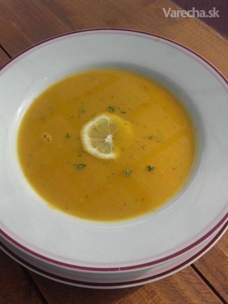 Zeleninová polievka s kurkumou a citrónovou kôrou