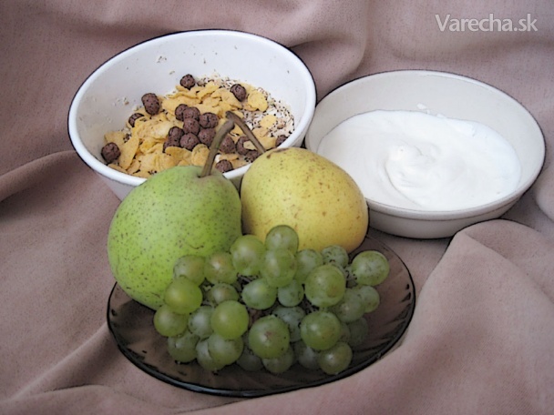 Zdravé cereálne raňajky s tvarohovým jogurtom