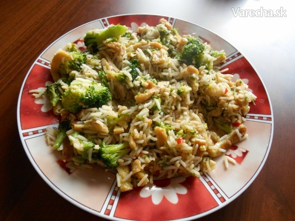 Pražená ryža s brokolicou, omeletou a kešu orieškami