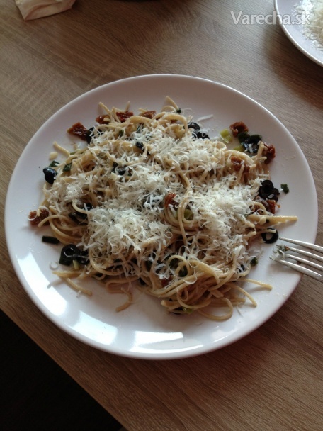 Špagety so sušenými paradajkami a olivami