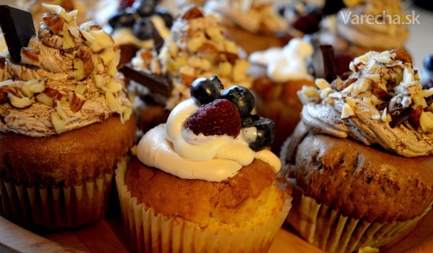 Citrónové a orieškovo-kakaové muffiny v štýle cupcakes