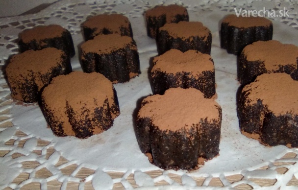 Zdravé kakaové bonbóny so sušenými slivkami