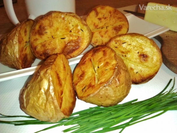 Tradičné pečené zemiaky s maslom (fotorecept)