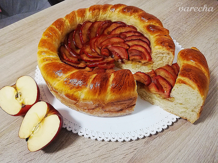 Kysnutý koláč s karamelizovanou jablkovou náplňou (fotorecept)