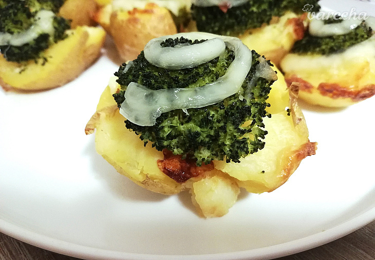 Zapekané zemiaky s brokolicou a pareným syrom