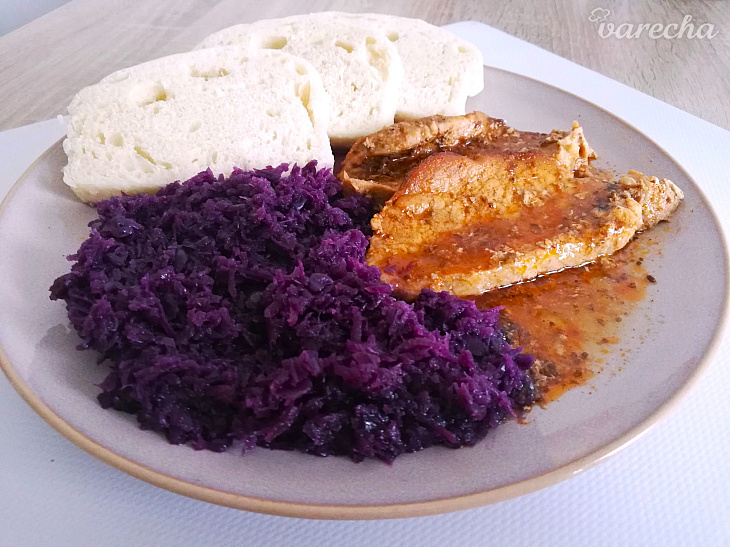Pečené bravčové karé s červenou kapustou a knedľou