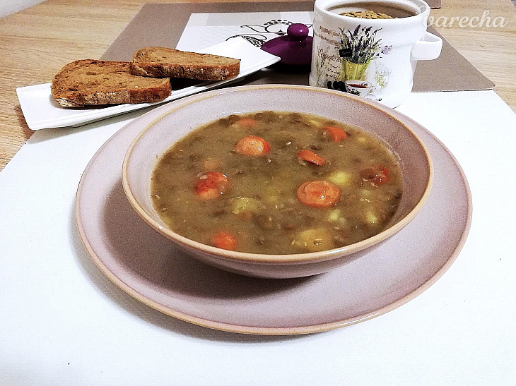 Sýta šošovicová polievka s párkom