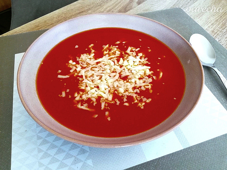 Paradajková polievka s mozzarellou