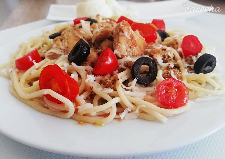 Špagety s kuracím mäsom, arašidmi a syrom