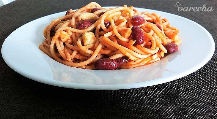 Špagety s červenou fazuľou a mozzarellou