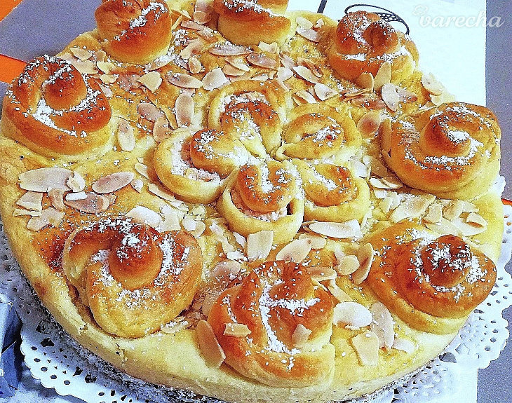 Torta z kysnutého cesta s jablkami, makom a tvarohom