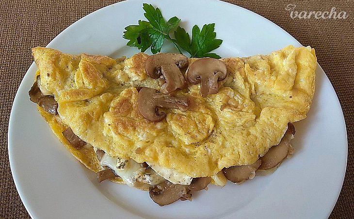 Raňajková vaječná omeleta so šampiňónmi a hermelínom