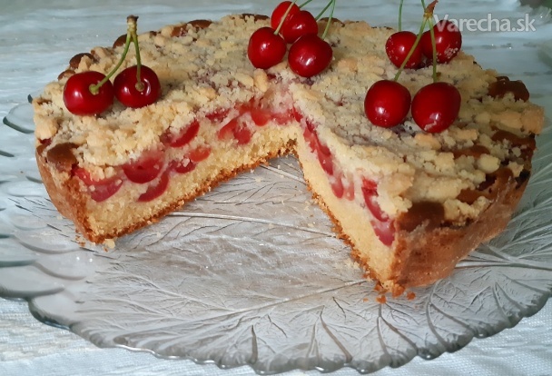 Výborný kefírový koláč s čerešňami a posýpkou (fotorecept)