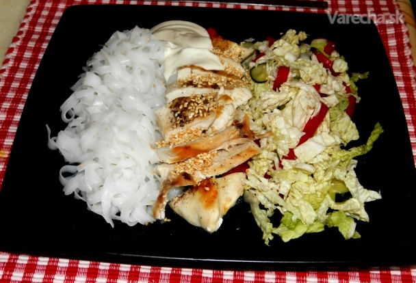 Grilovaná kuřecí prsa, rýžové nudle a zeleninový salát