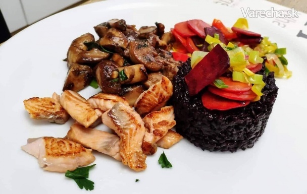 Čierna ryža s restovanou zeleninou, šampiňónmi a pstruhom dúhovým (fotorecept)