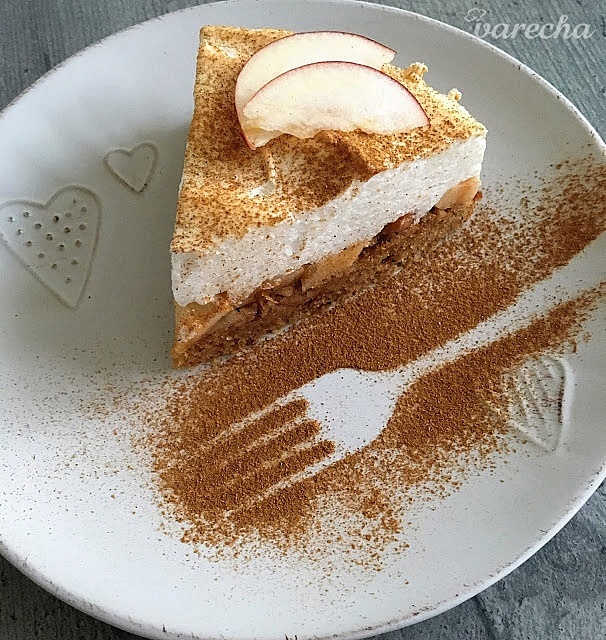 Orechovo-jablkový koláč so snehovou perinkou