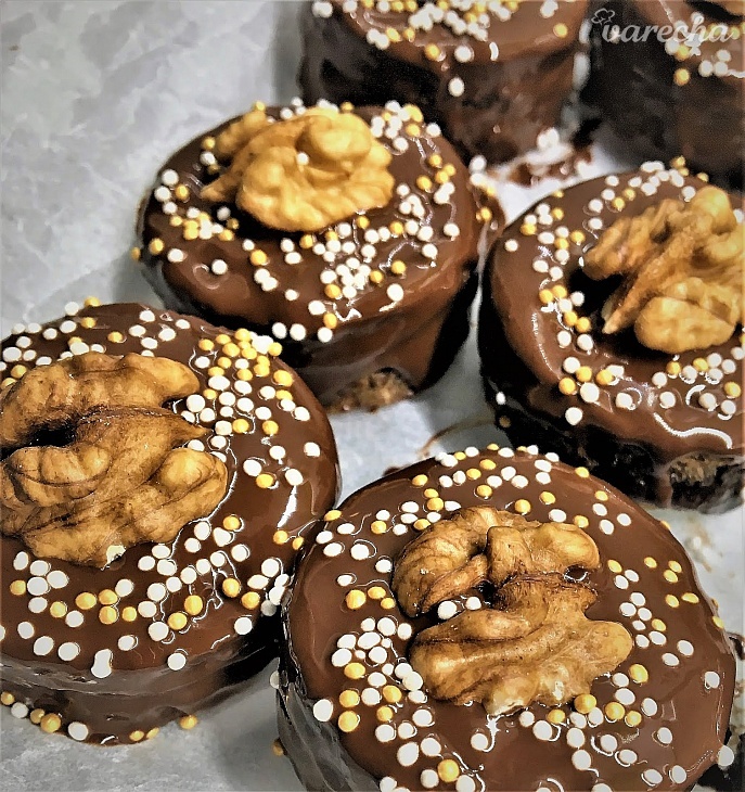 Orechovo-čokoládové tortičky bez múky