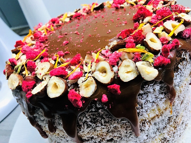 Sviatočná dvojfarebná torta s grilážovo-kokosovou plnkou a so slaným karamelom