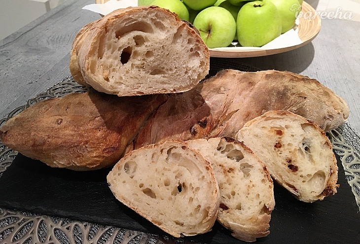Švajčiarsky kváskový koreňový chlieb s cibuľou a sušenými paradajkami (fotorecept)