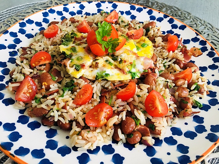 Gallo Pinto alebo ryža s fazuľou, slaninou a vajíčkom