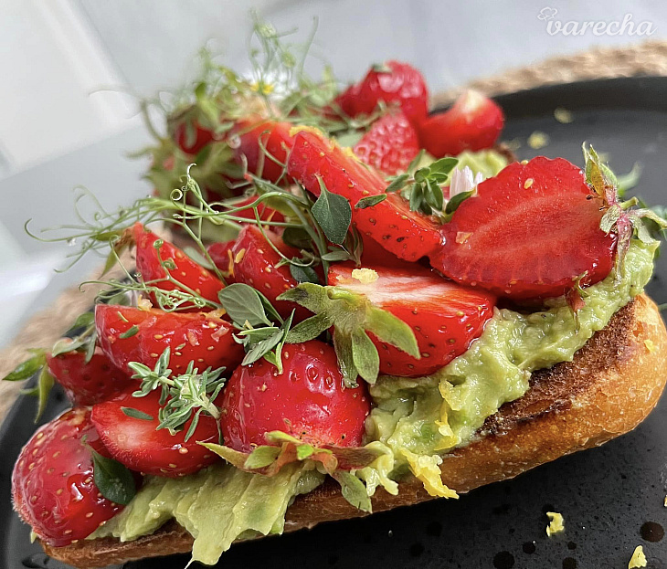 Crostini s avokádovou nátierkou a jahodami