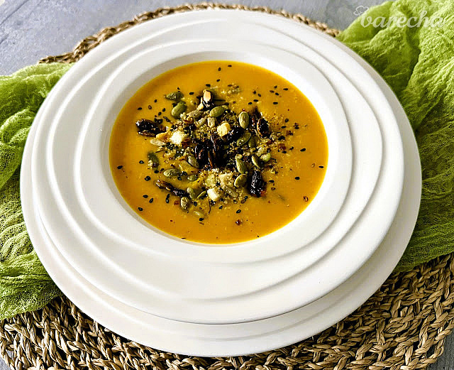 Polievka z pečenej hokkaido tekvice