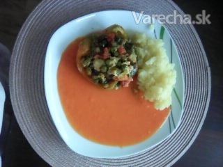 Pečené papriky so zeleninovou zmesou s paradajkovou omáčkou
