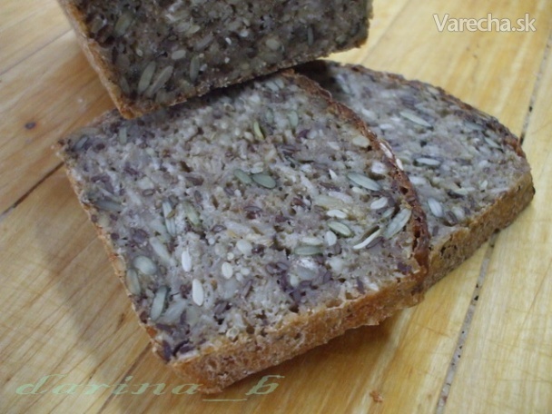 Viaczrnný kváskovo-ražný chlieb z formy (fotorecept)