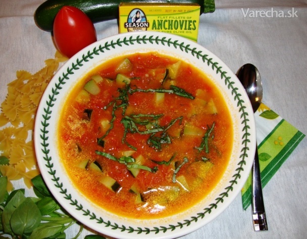 Čerstvá paradajková polievka s mladou cuketou