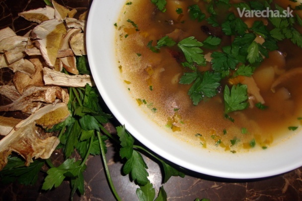 Voňavá zemiaková polievka s plejádou húb (fotorecept)