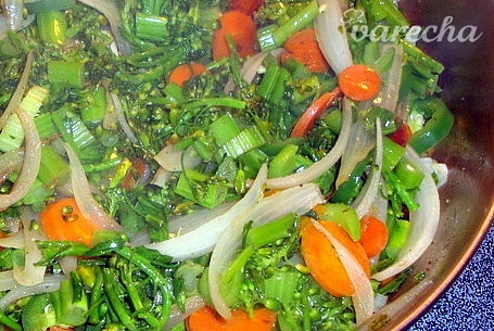 Teplý zeleninový šalát s baby brokolicou a so zemiakmi (fotorecept)