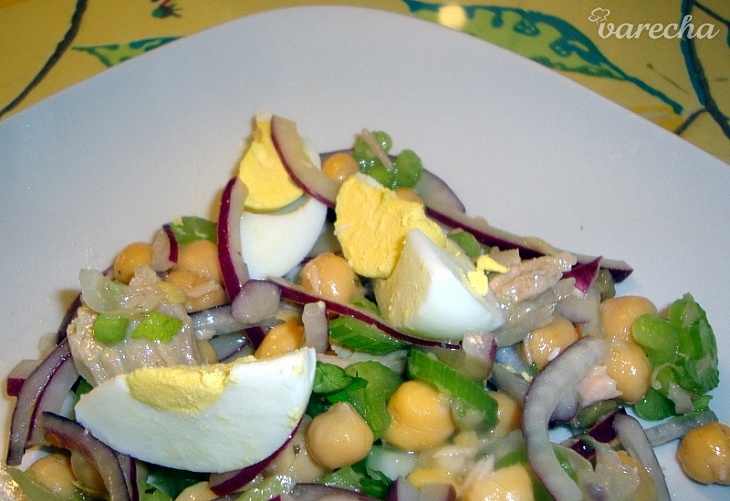 Cícerový šalát so zelenými olivami a s tuniakom (fotorecept)