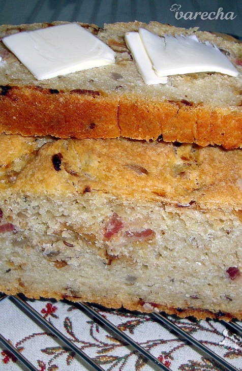 Domáci chlieb s cibuľou na slanine (fotorecept)