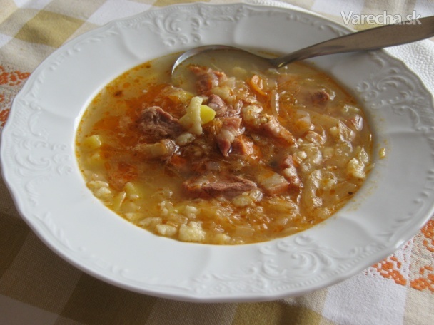 Kapustová polievka s bravčovým mäsom (fotorecept)