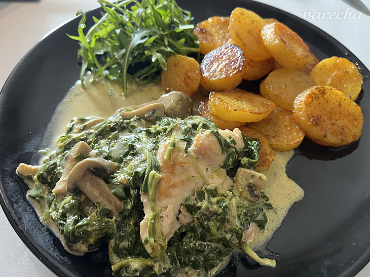 Kuracie prsia so špenátom a šampiňónmi v krémovej parmezánovej omáčke (fotorecept)