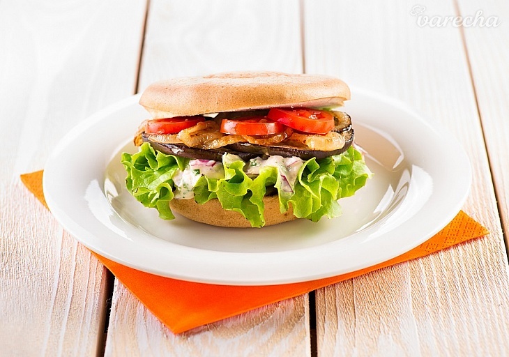Vegetariánsky bezlepkový burger s baklažánom 