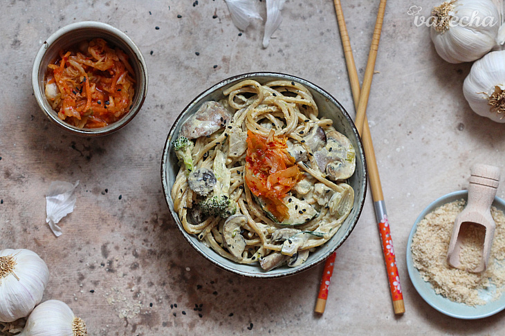 Krémové špagety s hubami a kimchi 